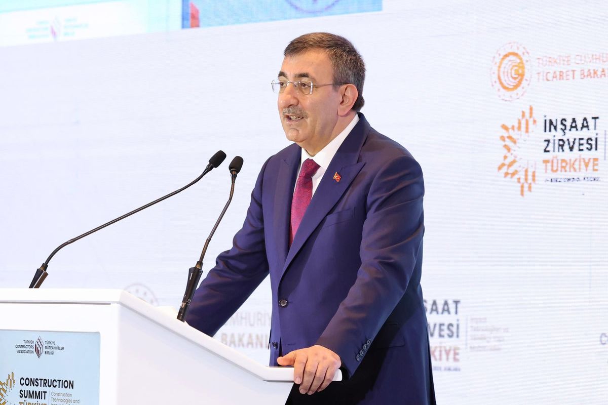 Cumhurbaşkanı Yardımcısı Cevdet Yılmaz bir toplantı sırasında