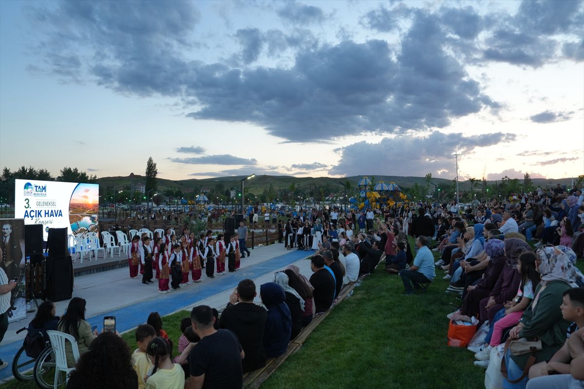 Çubuk'ta Süleyman Şah Okulu Keman Orkestrası'nın Angıt Gölü'ndeki açık hava konserinden bir görüntü.