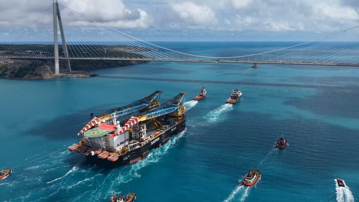 Dev vinç gemisi İstanbul Boğazı'ndan geçiyor