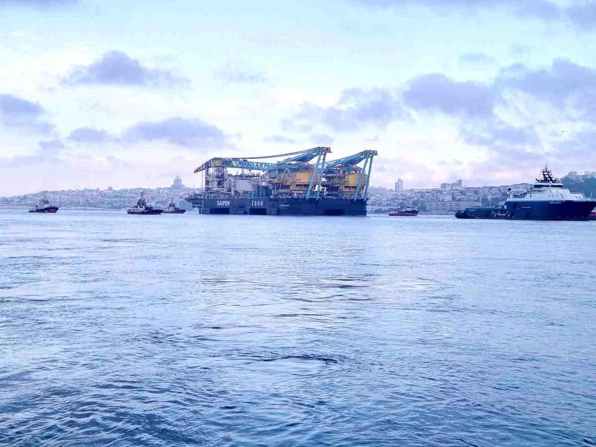 Saipem 7000 vinç gemisi İstanbul Boğazı geçişi