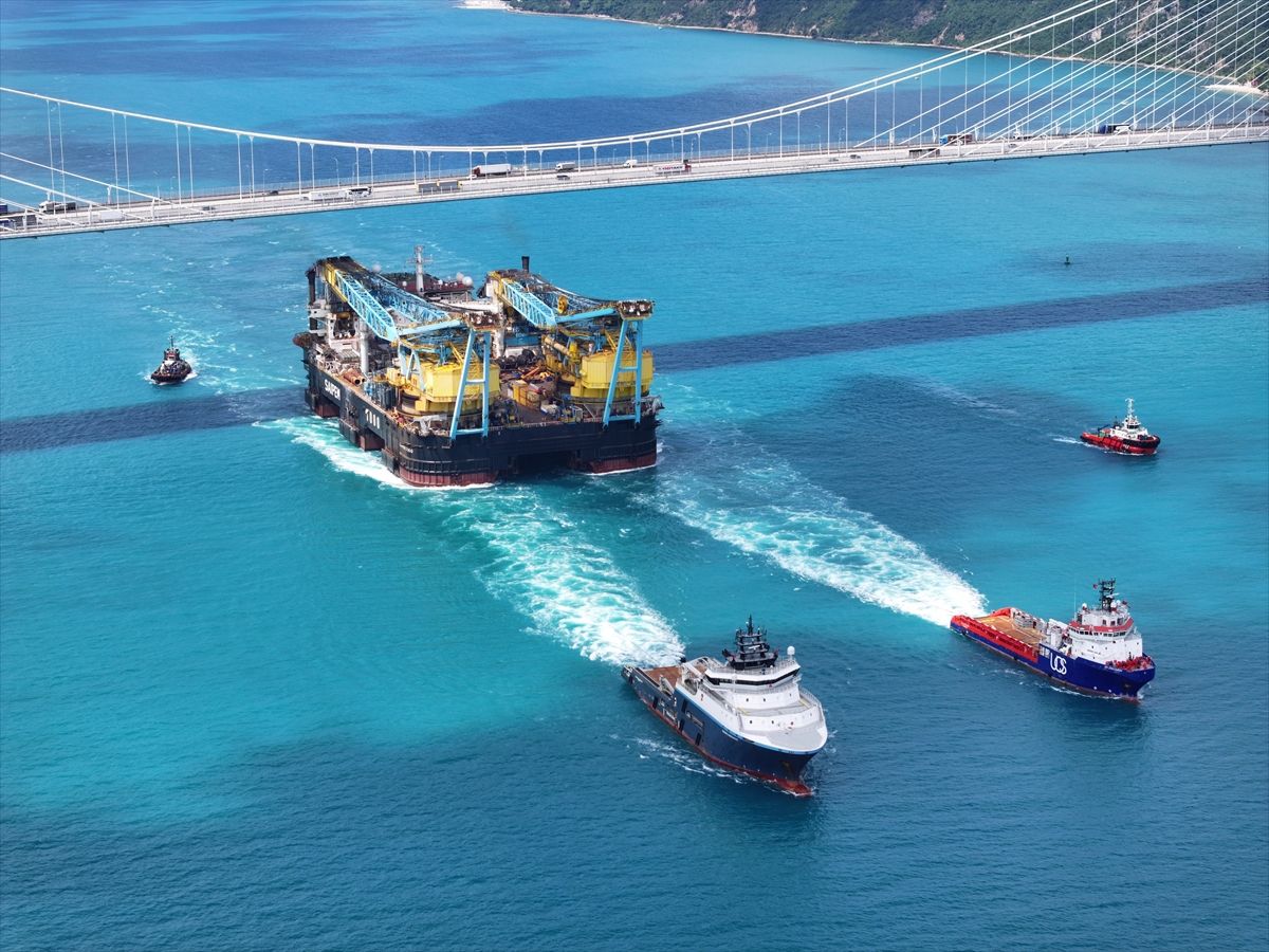 Dev vinç gemisi 'Saipem 7000' İstanbul Boğazı'ndan geçti