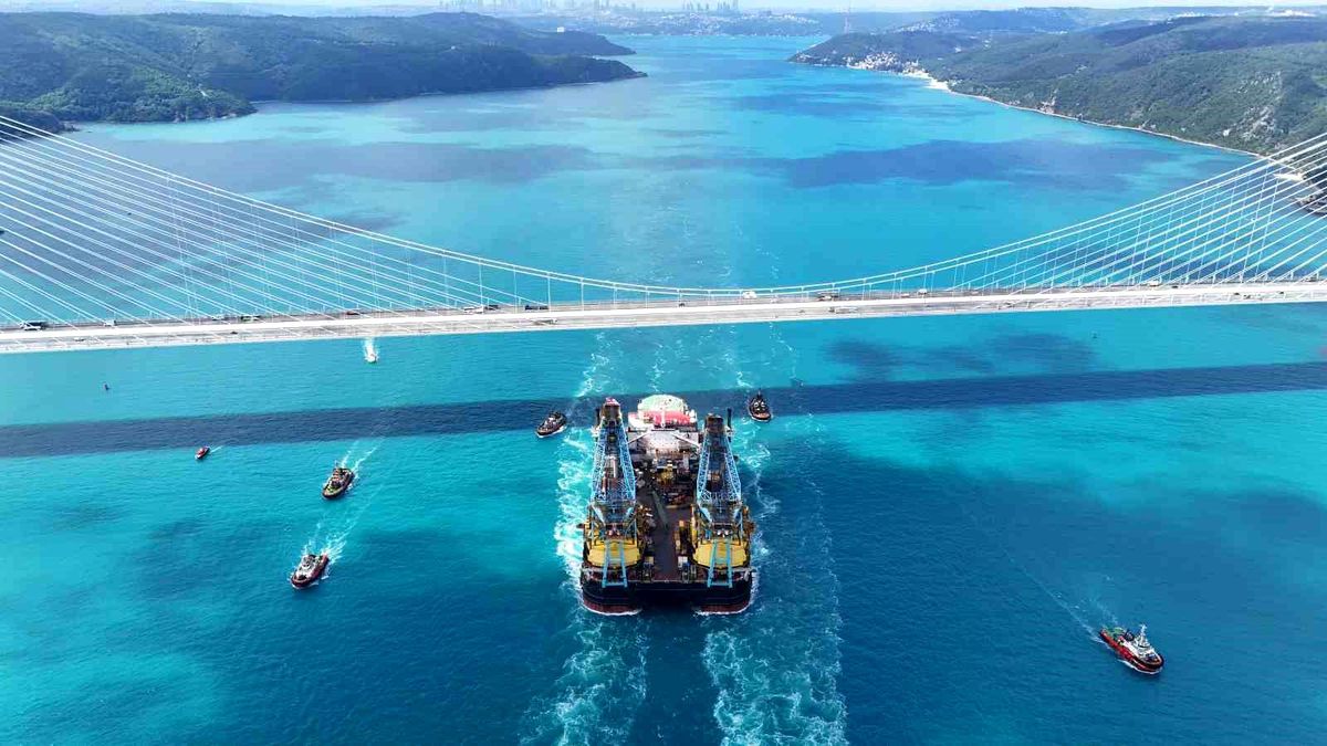 Dev vinç gemisi 'Saipem 7000' İstanbul Boğazı'ndan geçti