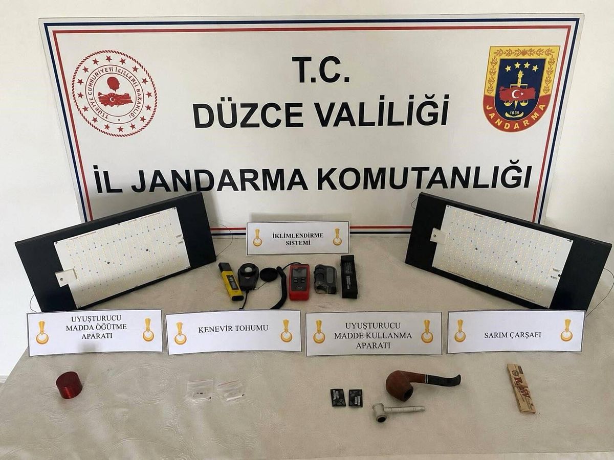 Düzce'de jandarma ekiplerinin düzenlediği operasyonda ele geçirilen kenevir tohumları ve uyuşturucu yapımında kullanılan malzemeler.