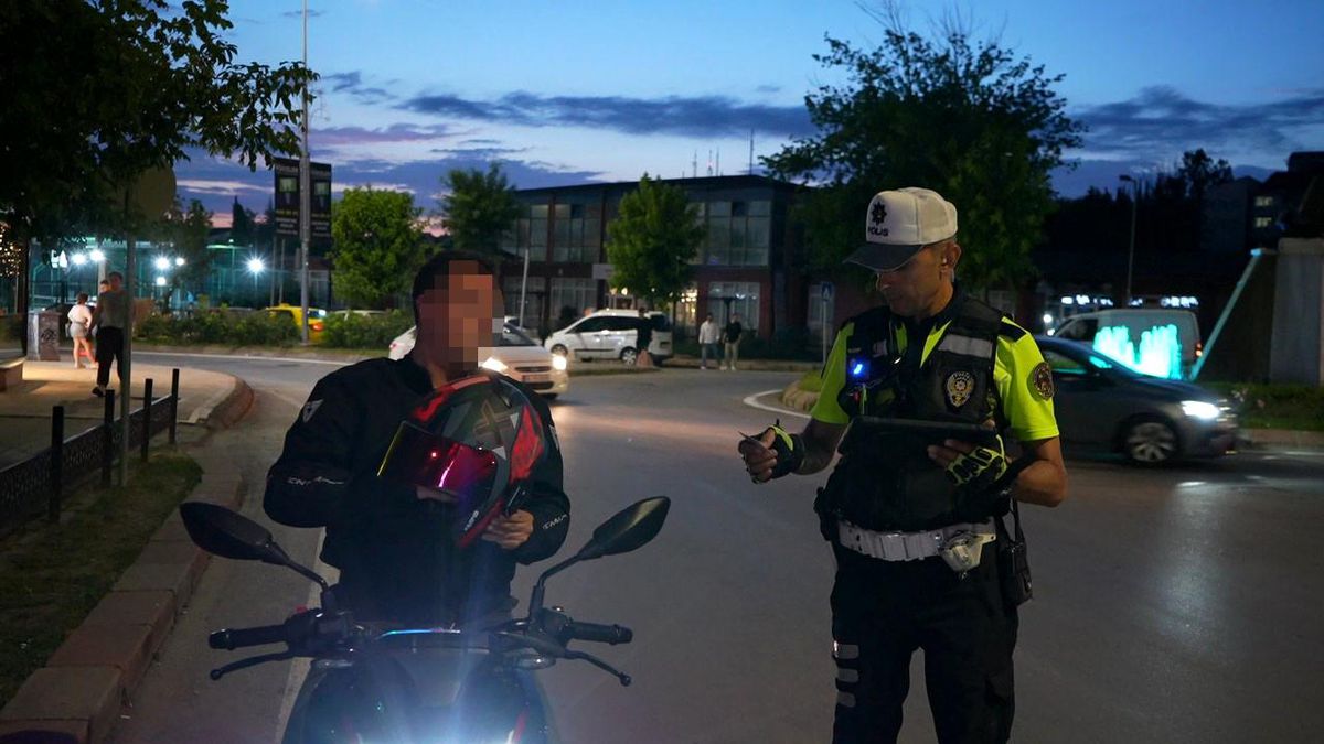 Edirne'de polis tarafından yapılan trafik denetimlerinden bir görüntü.
