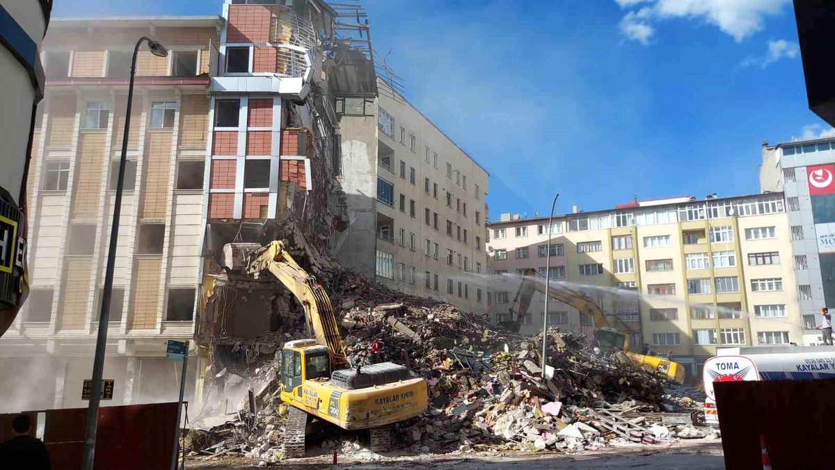 Erzurum'da yıkılan otelin cephesinden kopan parçaların yola saçıldığı an.