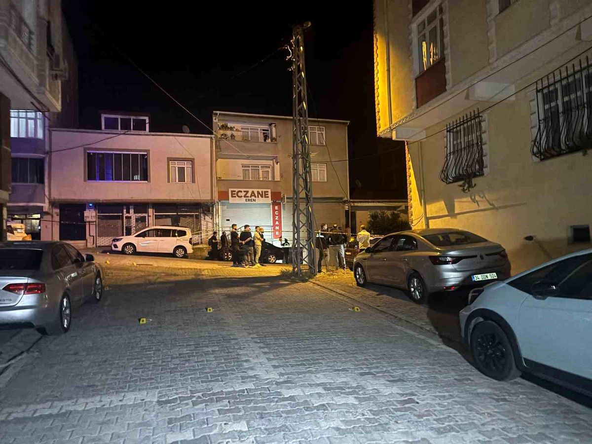 Esenyurt'ta gece saatlerinde motosikletli bir grupla otomobil ve minibüs sürücüleri arasında çıkan silahlı çatışma güvenlik kameralarına yansıdı.