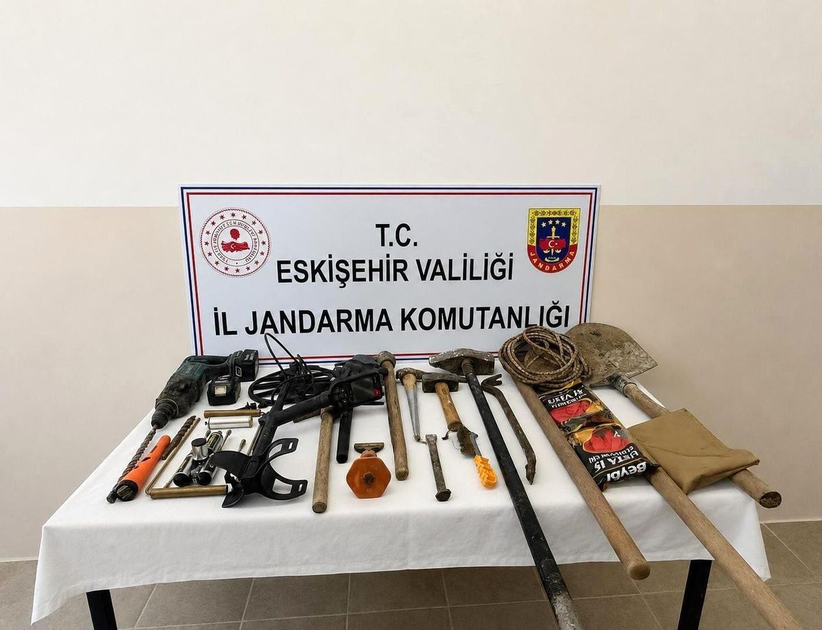 Eskişehir'de kaçak kazı yapan 3 şüpheli suçüstü yakalandı