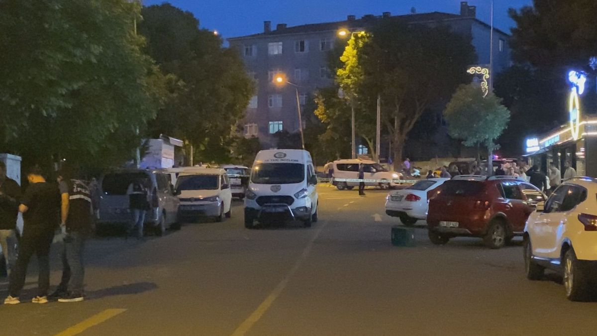 Eyüpsultan'da parkta silahlı çatışma sonrası polis incelemesi.
