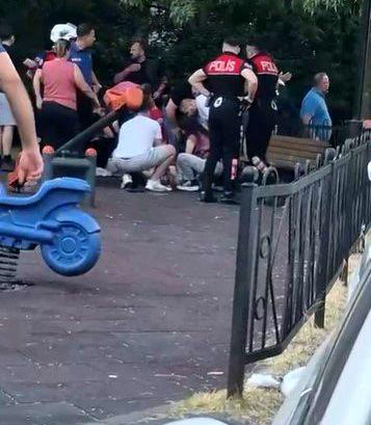 Eyüpsultan'da parkta çıkan silahlı çatışmada yaralıların olduğu olay yeri.