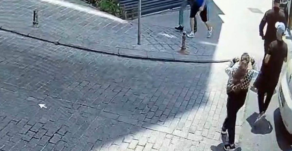 Fatih'te araçtan çantayı böyle çaldılar