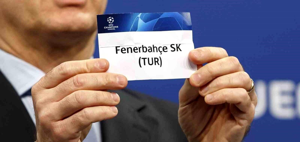 Fenerbahçe futbol takımı oyuncuları sahada