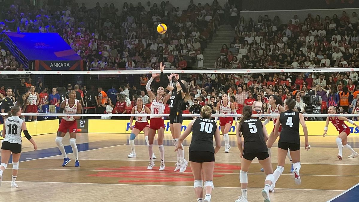A Milli Kadın Voleybol Takımı oyuncuları maç sırasında