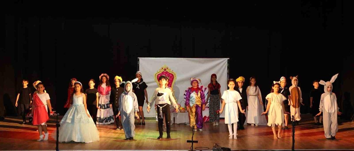Gönenli öğrencilerden ''Oyuncak'' adlı tiyatro gösterisi