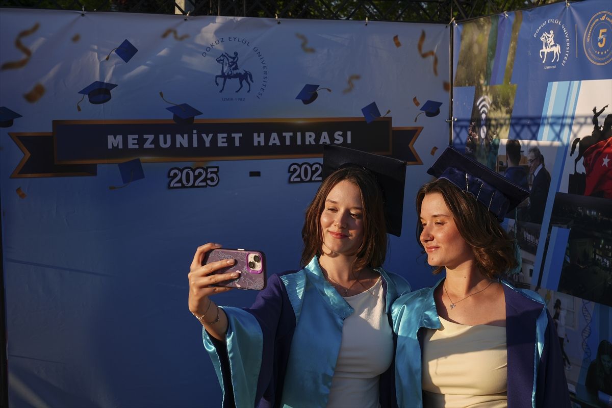 İkiz kardeşler Aleyna ve İlayda hemşirelik fakültesinden birlikte mezun oldu