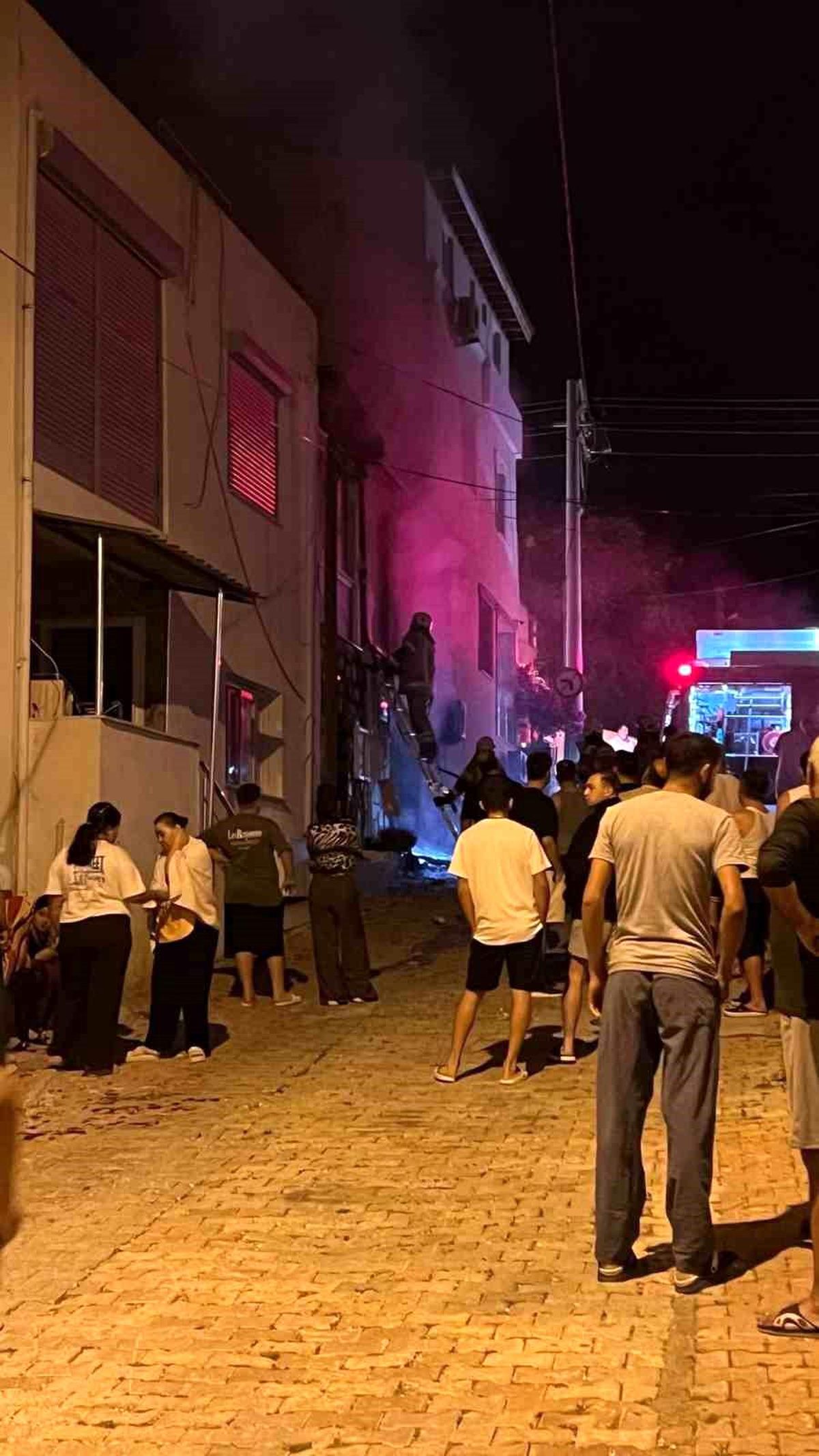 İzmir'de bir otelde çıkan yangında patlama sesi paniğe neden oldu
