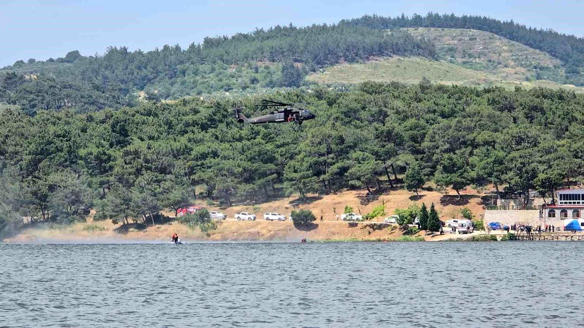 Soma'da Sevişler Barajı'nda gerçekleştirilen helikopter destekli suda arama kurtarma tatbikatından bir kesit.