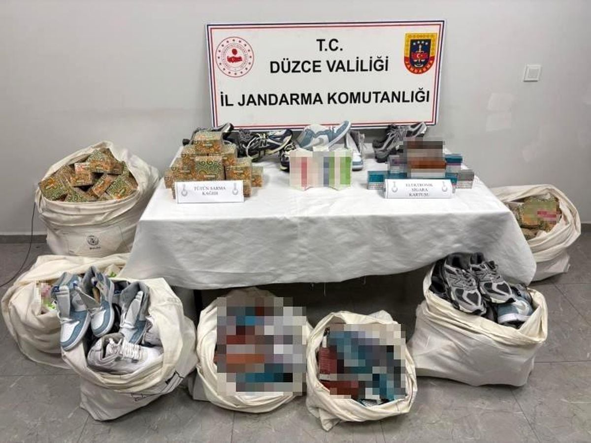 Düzce'de jandarma ekiplerince ele geçirilen kaçak ürünlerin sergilendiği görüntü