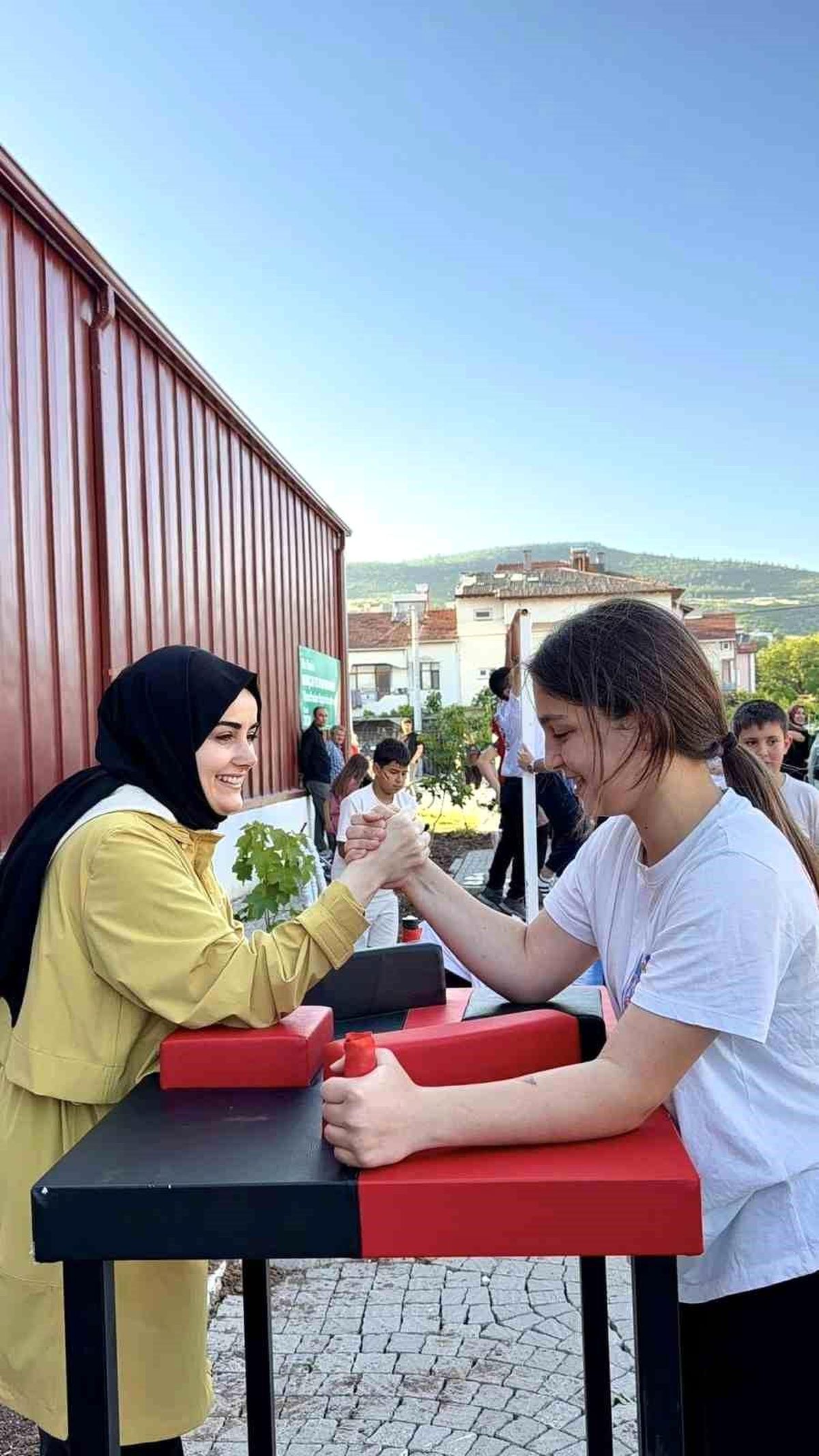 Kaymakam Kılıç çocuklarla bilek güreşi yaptı