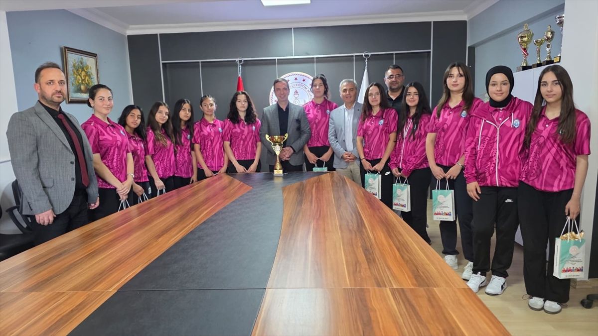 Kriket Kız Takımına Kaymakam'dan Ödül
