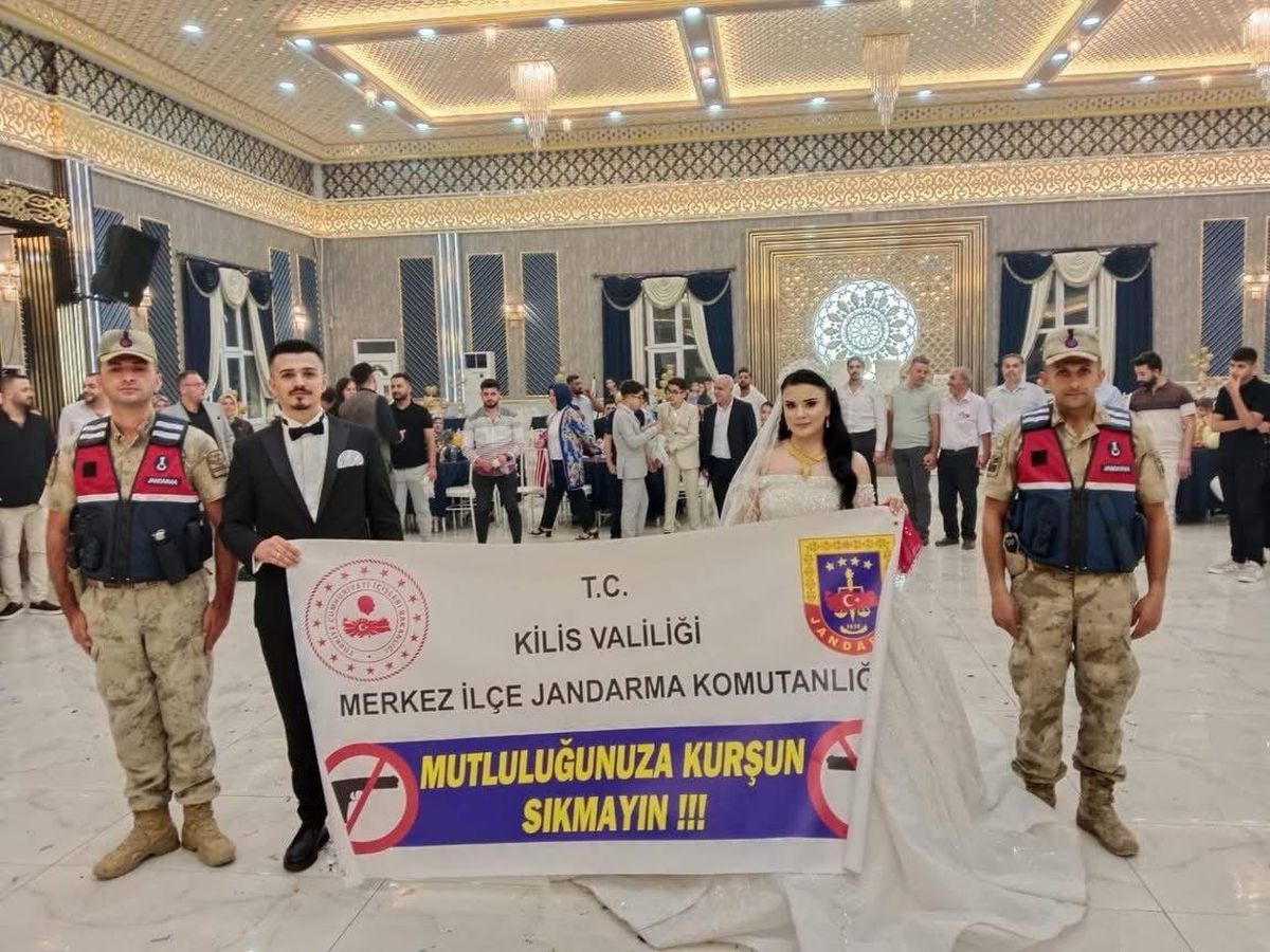 Kilis'te jandarmadan ''Mutluluğunuza kurşun sıkmayın'' uyarısı