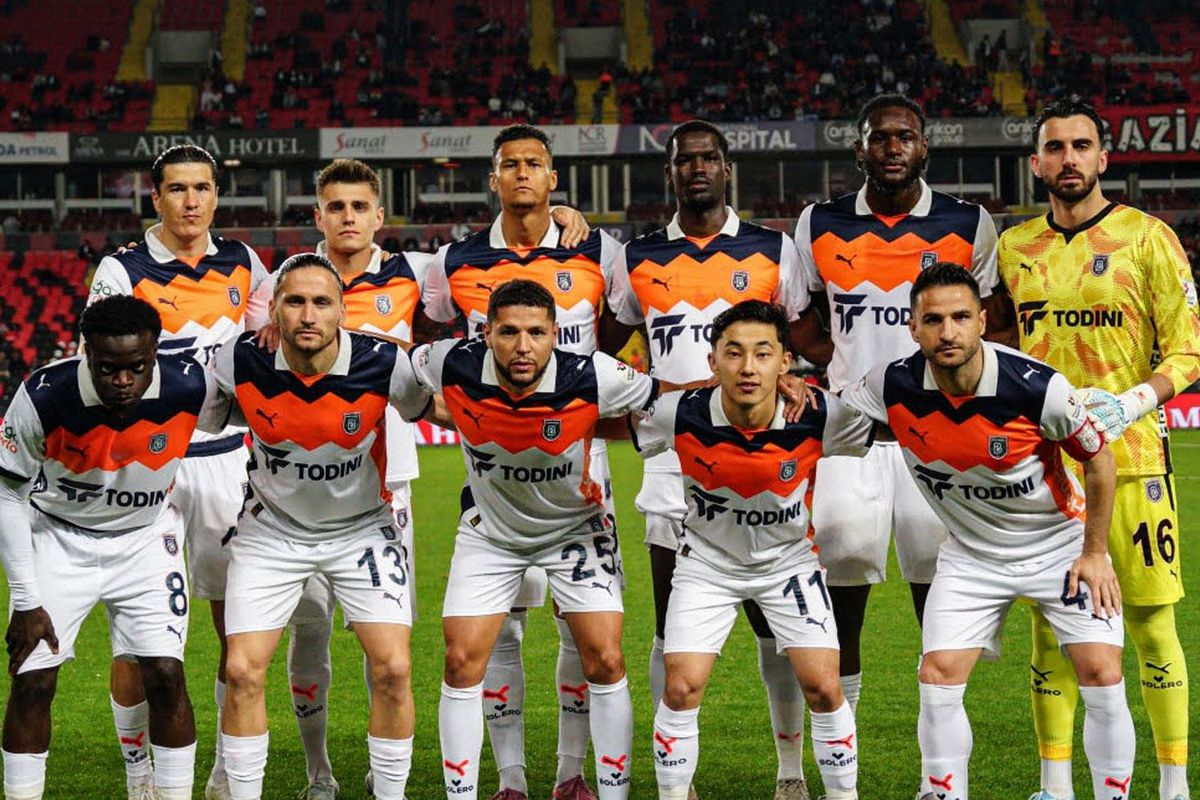 RAMS Başakşehir futbol takımı oyuncuları sahada.