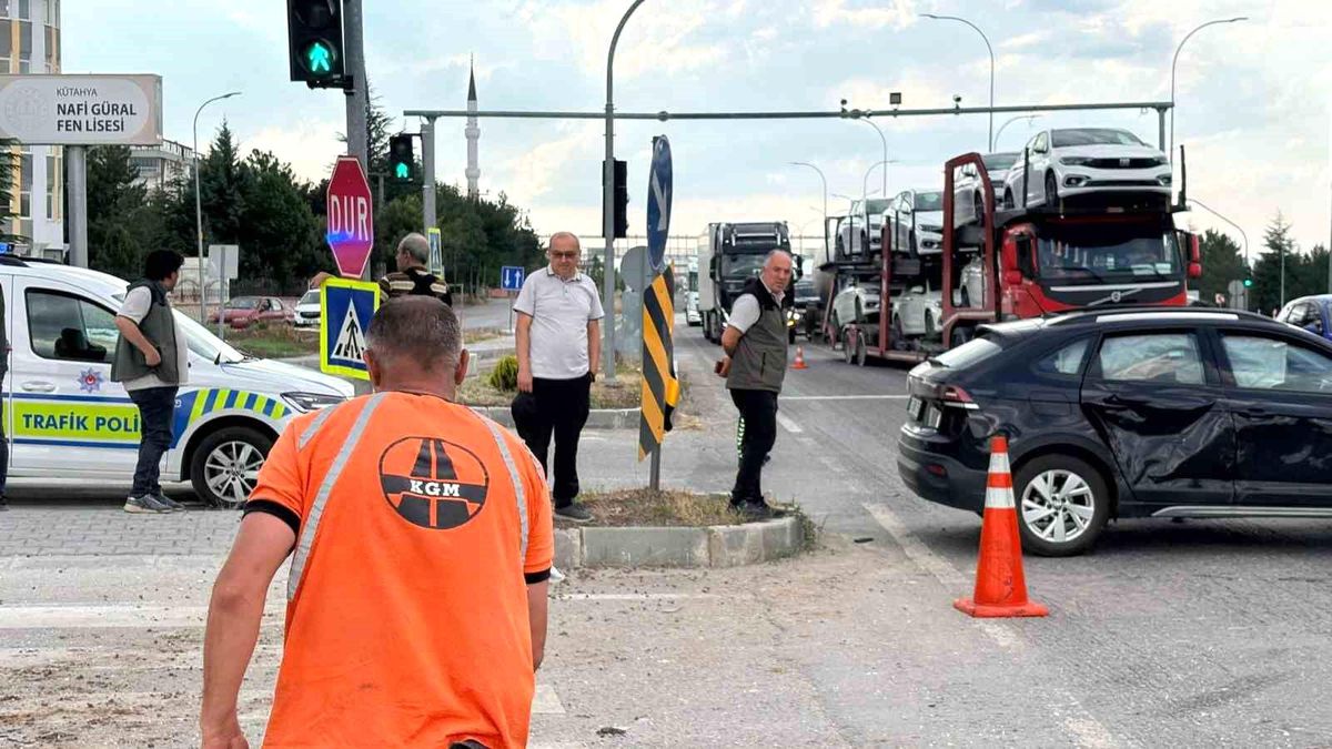 Kütahya-Afyonkarahisar kara yolunda meydana gelen trafik kazası sonrası araçlar ve sağlık ekipleri.