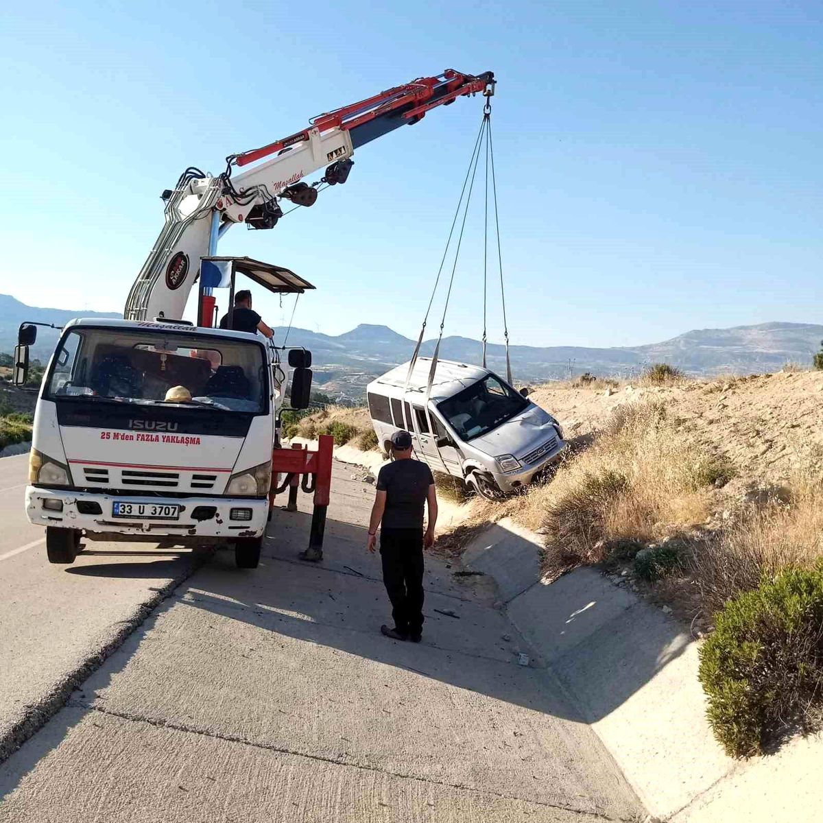 Levhaya çarpıp yoldan çıkan araçtakiler yara almadan kurtuldu