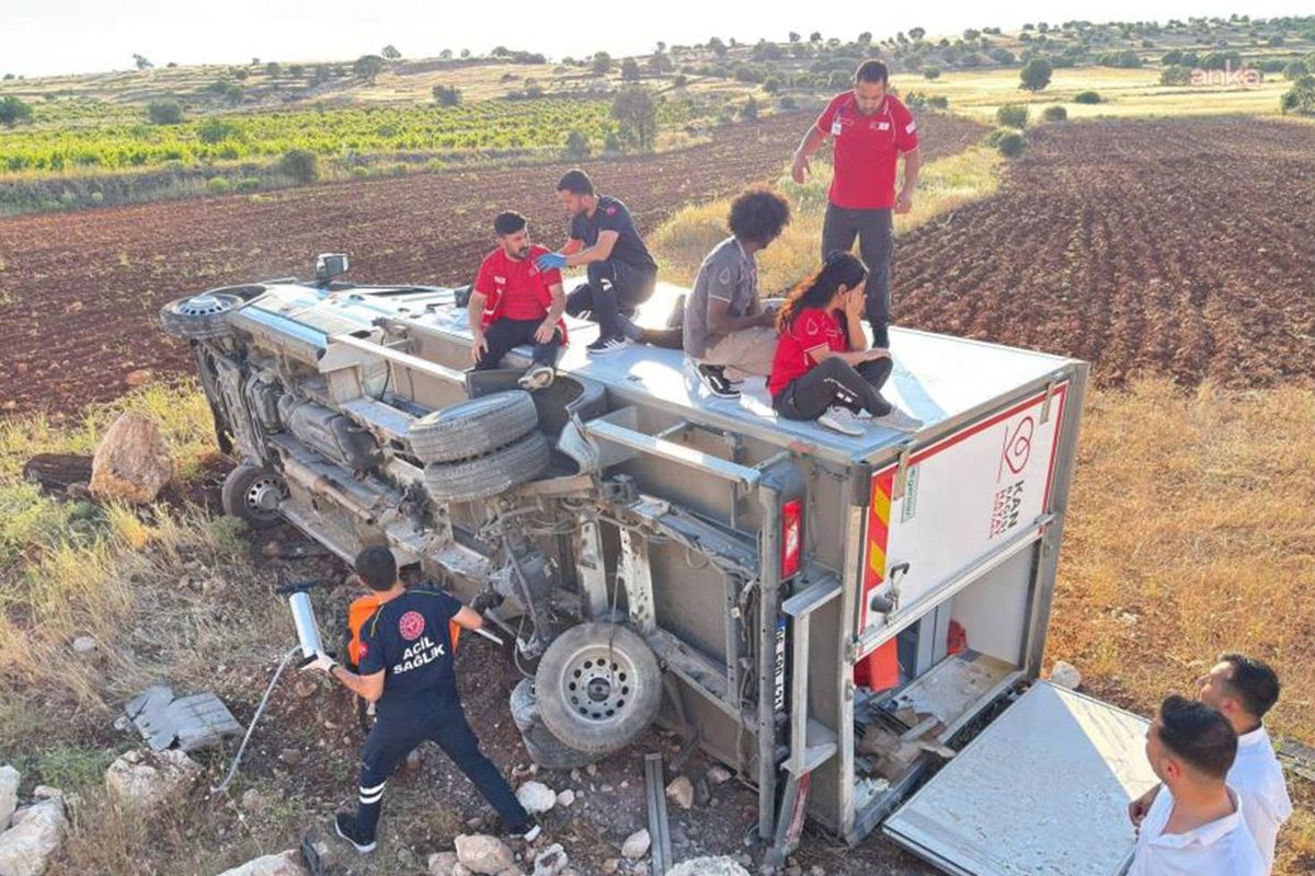 Mardin'de Kızılay'ın aracı devrildi: 1'i doktor 4 yaralı