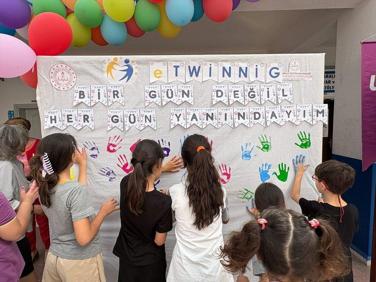 Marmaris'te özel eğitim öğrencilerinin 'Bir Gün Değil, Her Gün Yanındayım' sergisi açıldı
