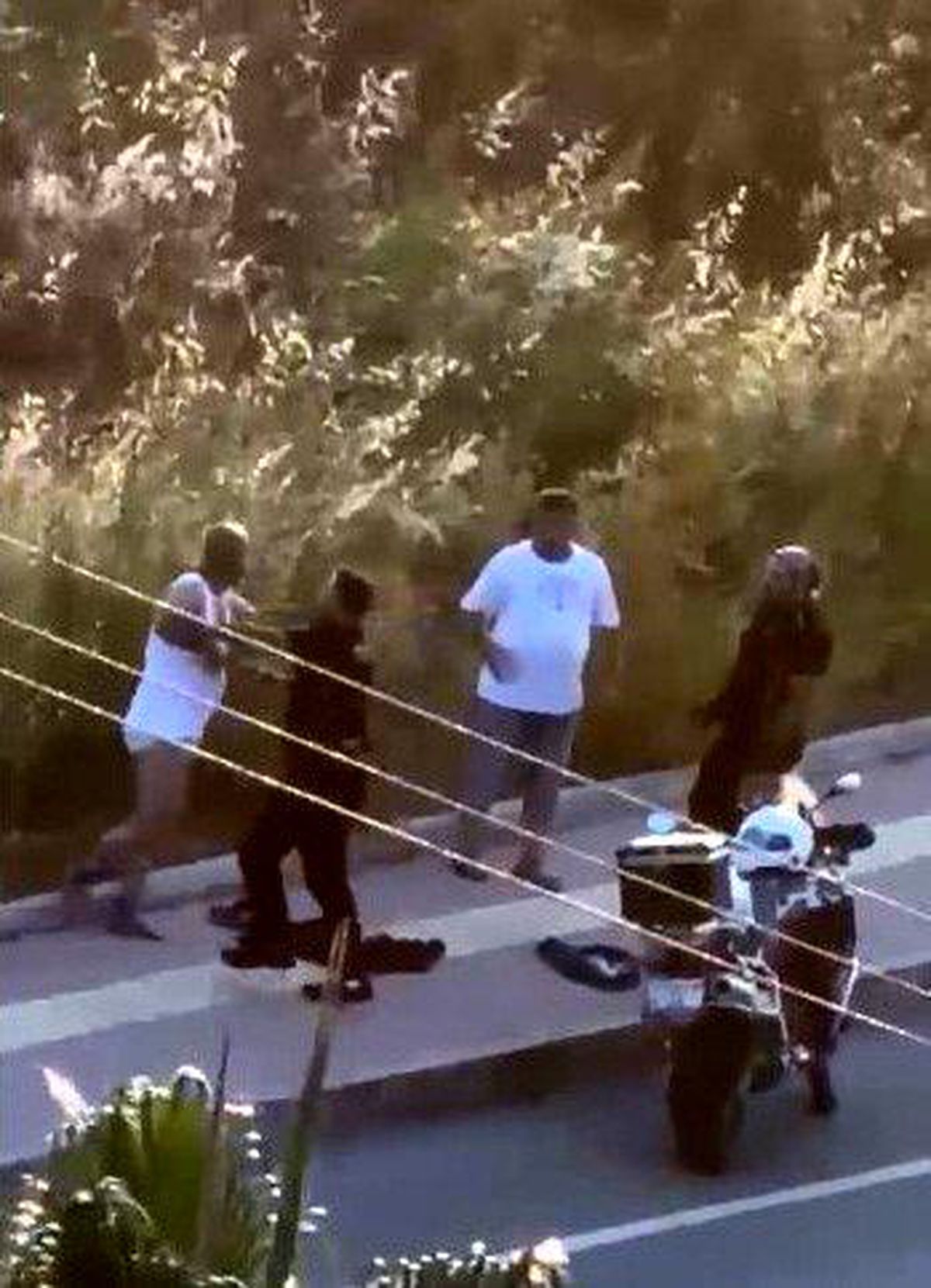 Mersin'de üst aramasında polislere direnen şahıslar ile polisler arasında arbede