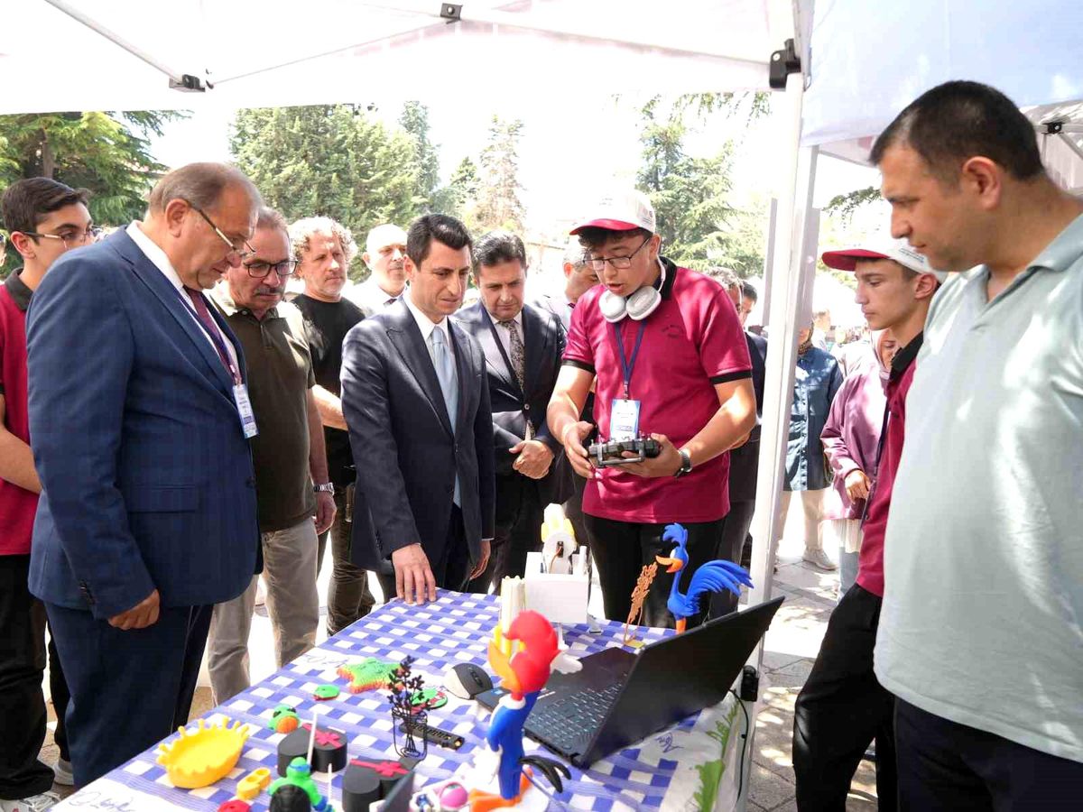 Meslek lisesi öğrencilerinin yaptığı ürünler görücüye çıktı