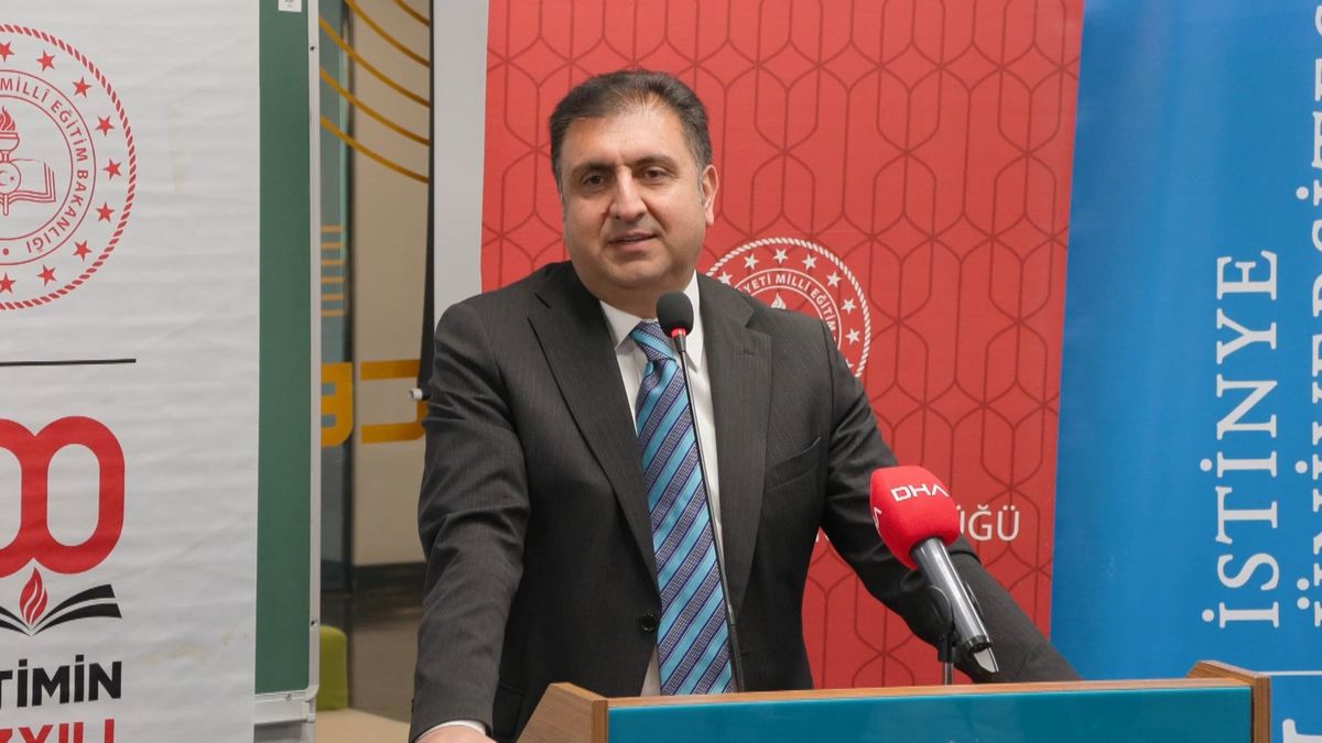 İstanbul İl Milli Eğitim Müdürü Dr. Muammer Yentür'ün çalıştaya katılımından bir görüntü.