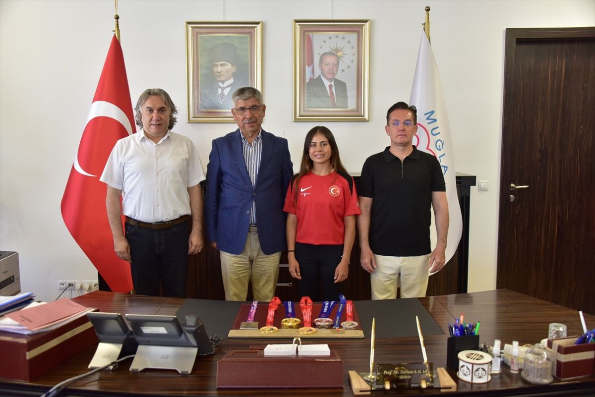Milli okçu Hazal Burun, Rektör Kaçar'ı ziyaret etti