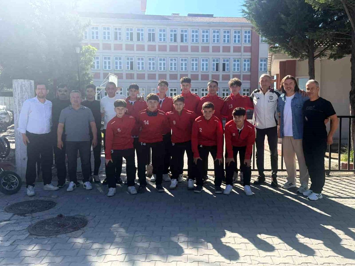 Moymul Ortaokulu Futsal Takımı, Türkiye Şampiyonası'nda mücadele etmek üzere Sivas'a uğurlanıyor.
