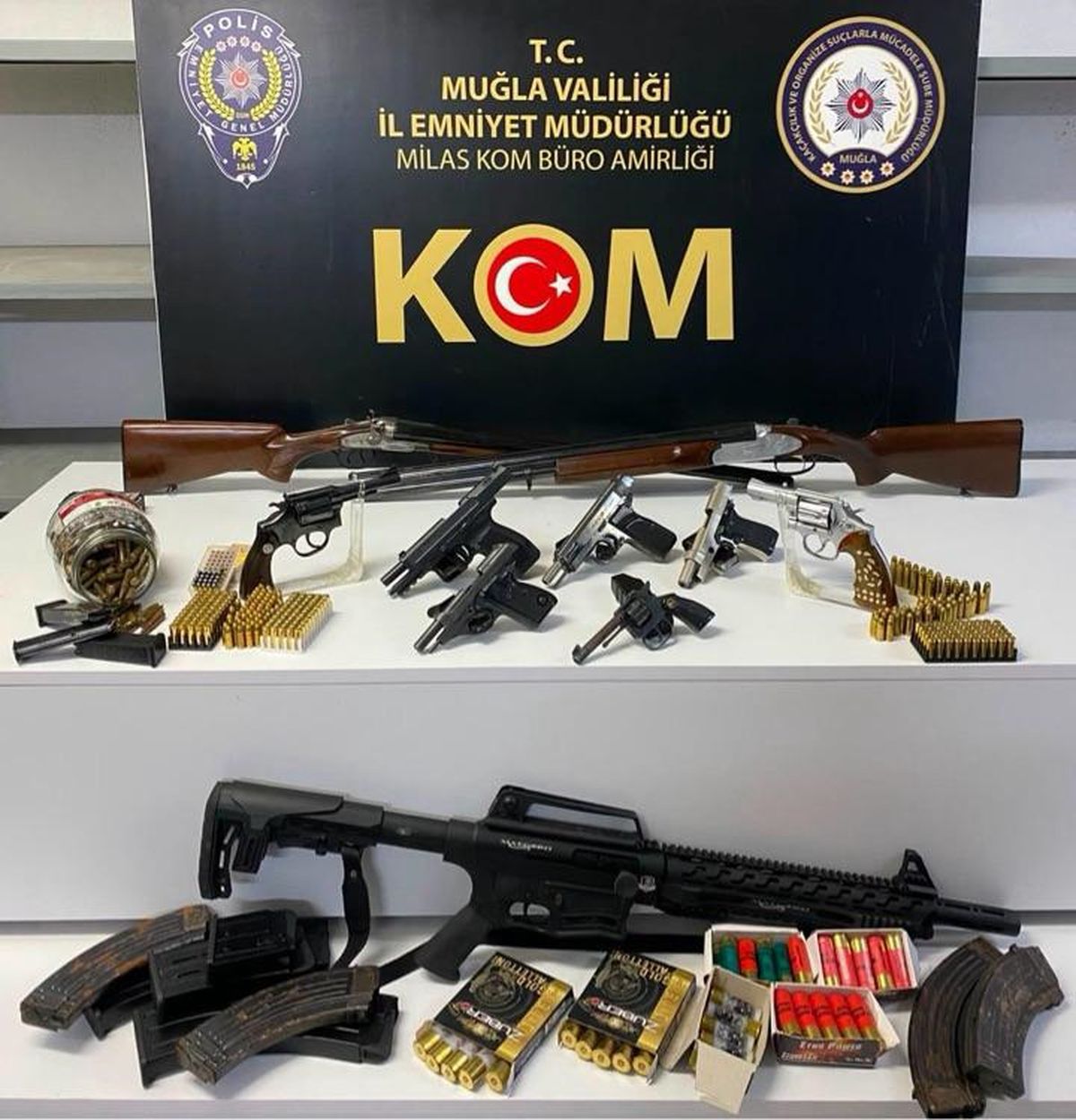 Milas'ta polis operasyonunda ele geçirilen ruhsatsız silahlar ve mühimmat.