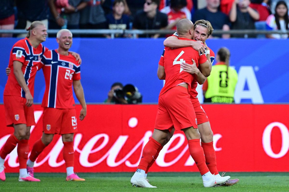 Norveç milli futbol takımı oyuncuları sevinirken