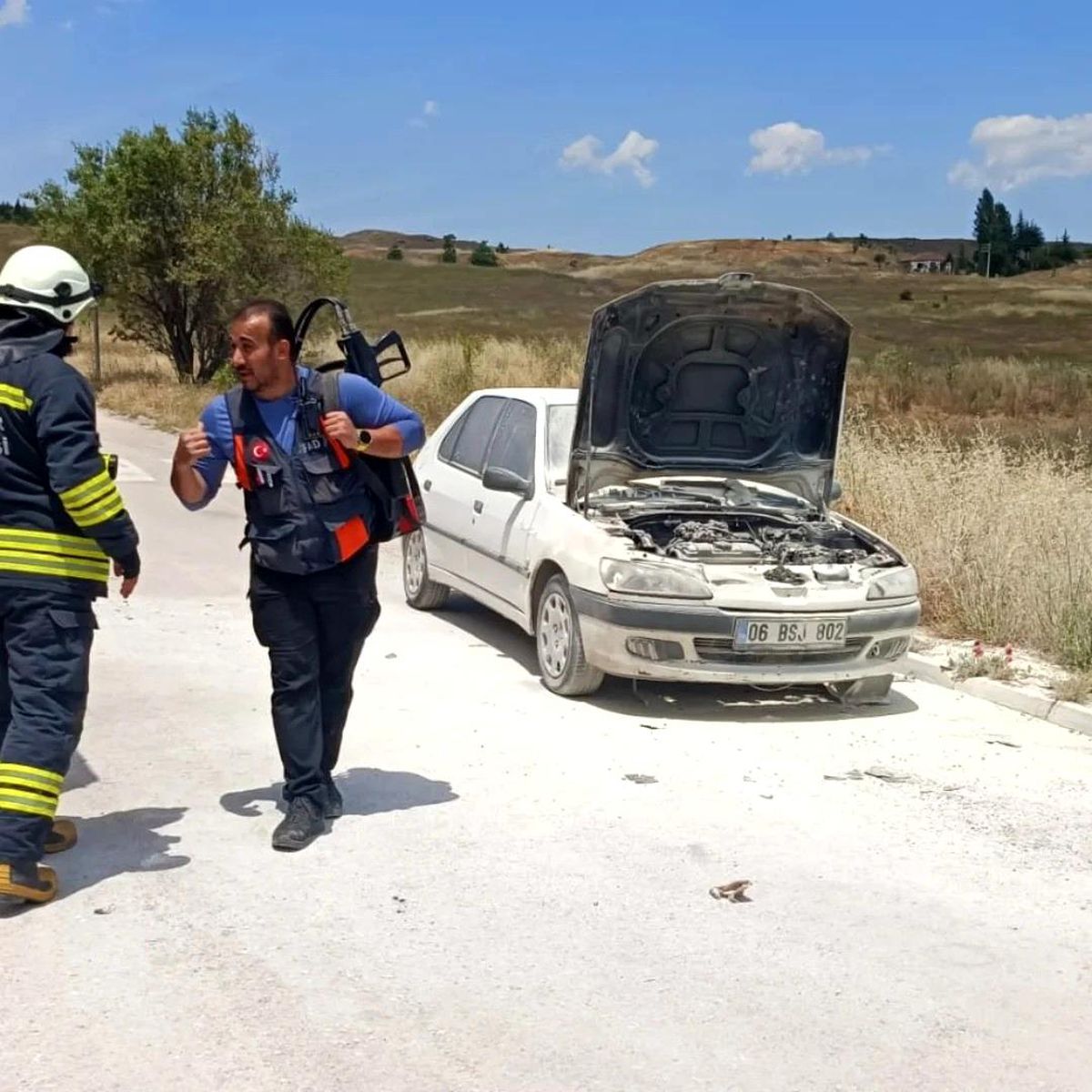 Eskişehir'de Okul Önünde Park Halindeki Araçta Çıkan Yangın AFAD Ekipleri Tarafından Söndürüldü