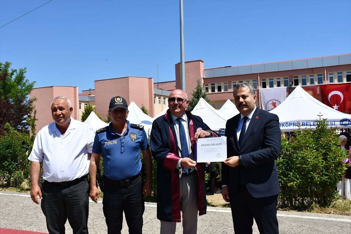 OMÜ öğrencisi Sarıer, 56 yaşında bölüm birincisi olarak mezun oldu