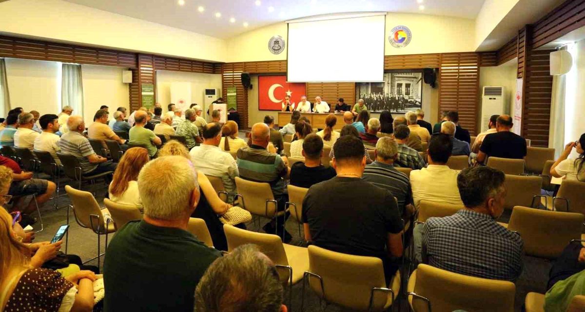 Ortaca'da turunçgil bahçelerinde yapılan bir toplantıdan genel plan.