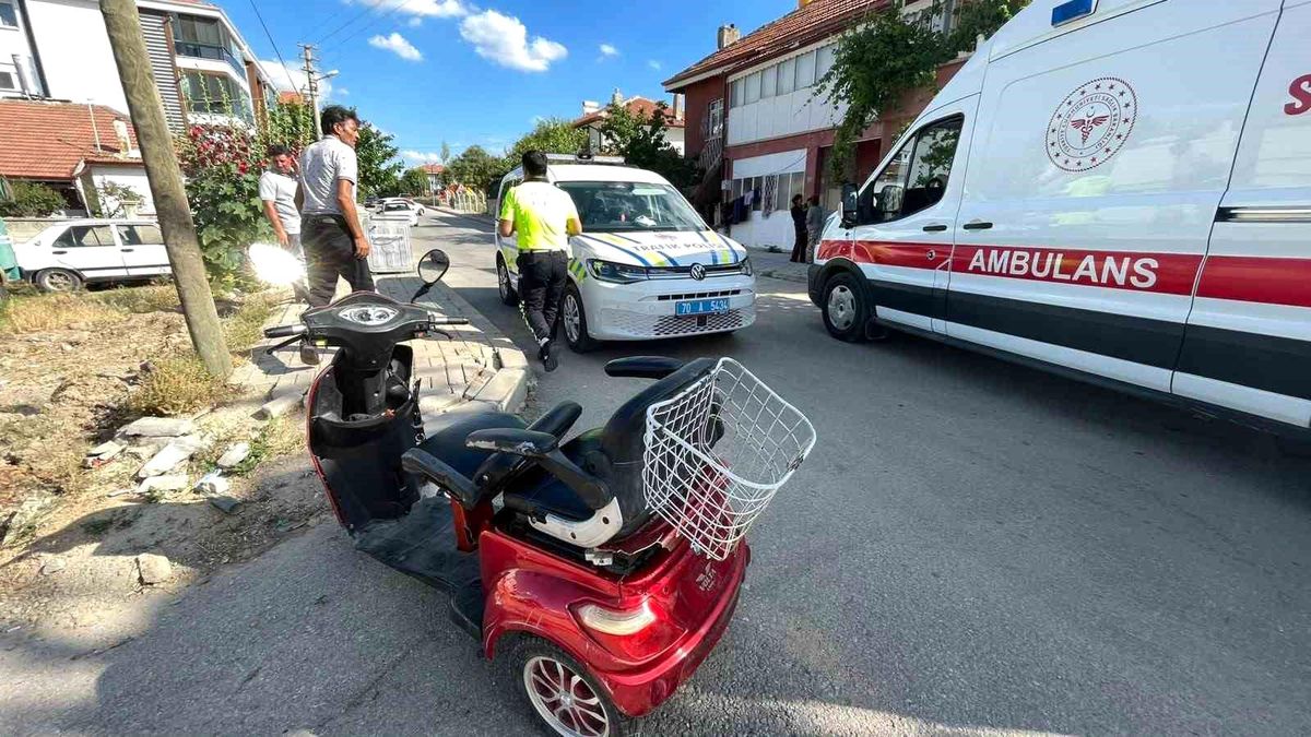 Karaman'da otomobil ile elektrikli bisikletin çarpışması sonucu yaralananların olduğu kaza yeri.