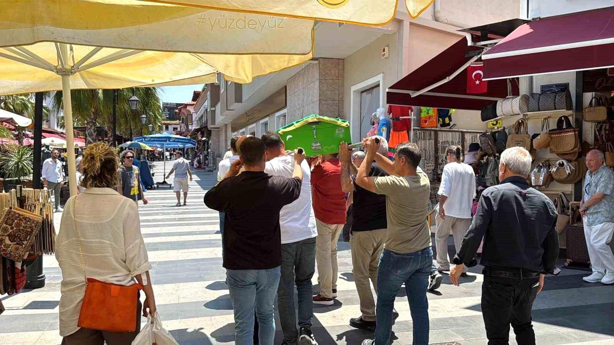 Oyuncu İrtem'in cenazesi camiye getirildi