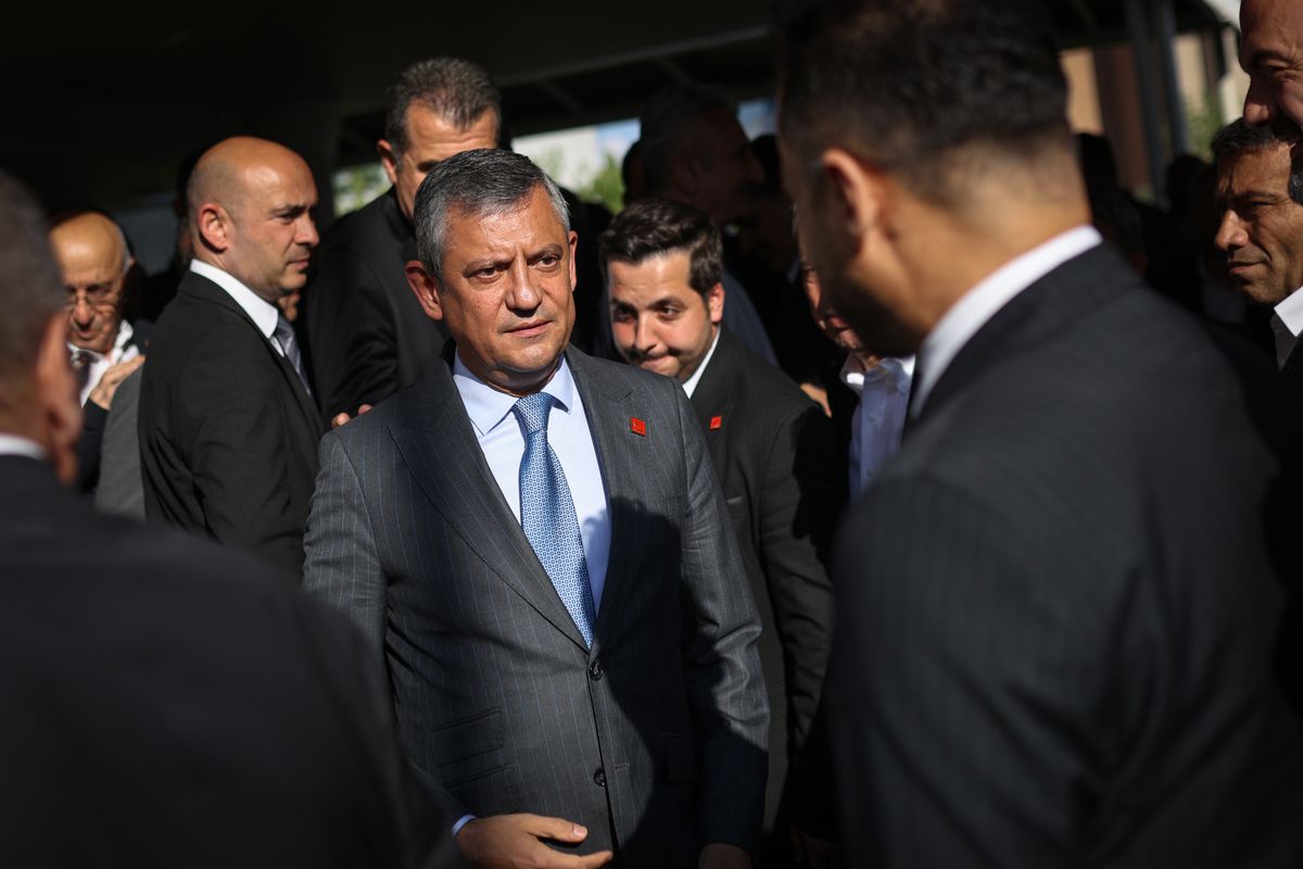 CHP Grup Başkanı Özgür Özel açıklama yaparken