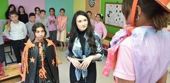 Öğretmen atık malzemelerle tiyatro kostümü yaptı