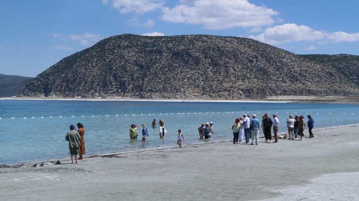 Salda Gölü'nden genel bir manzara