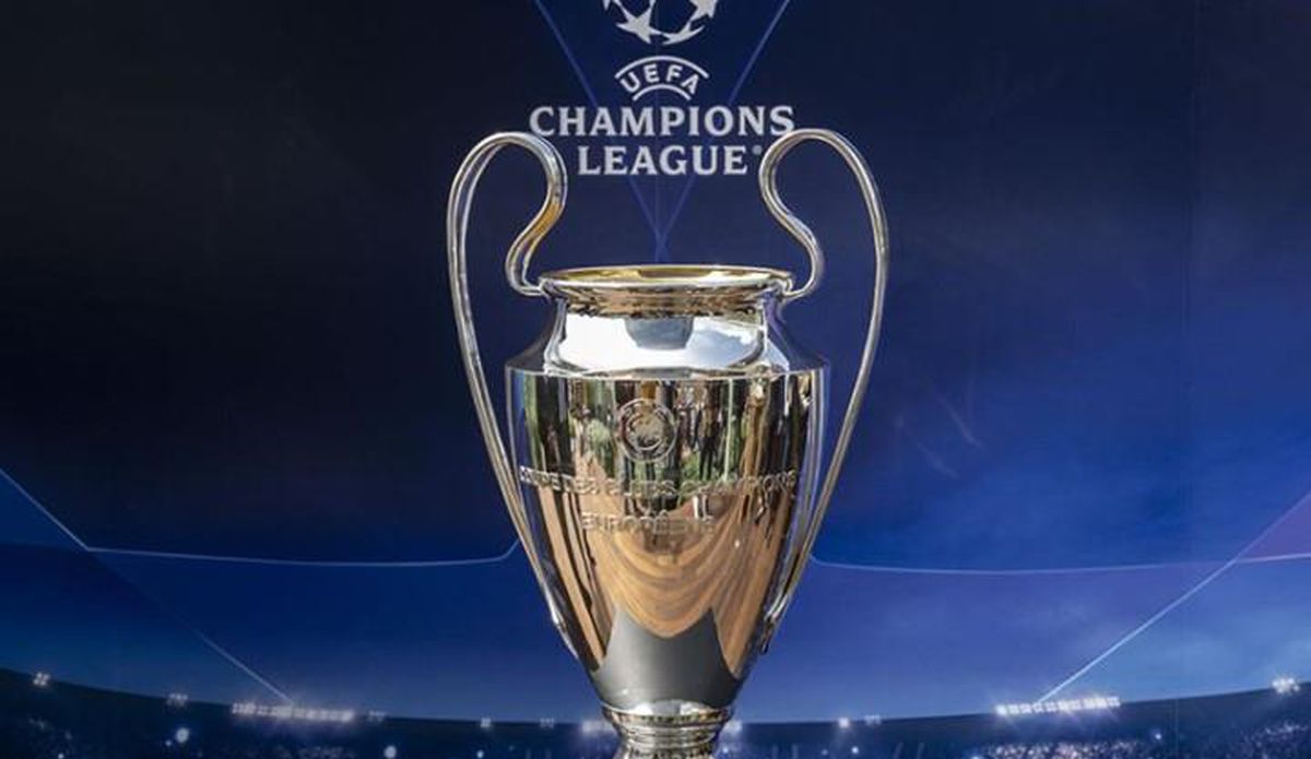 UEFA Şampiyonlar Ligi logosu ve futbol sahası