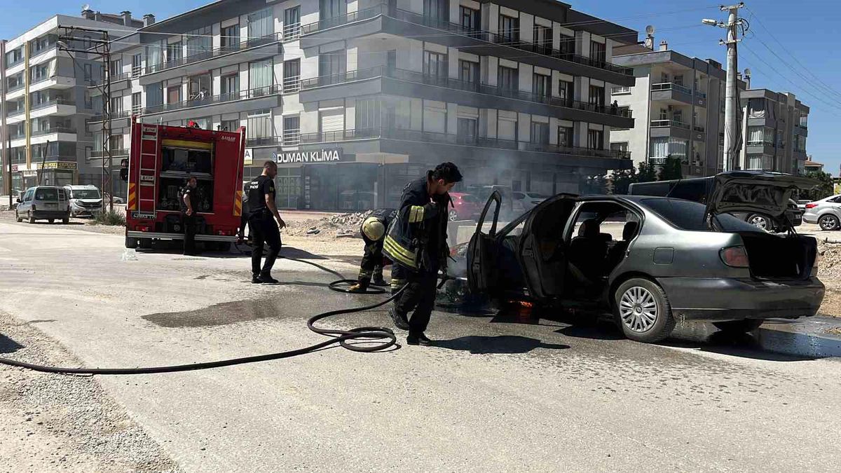 Konya Karatay'da yanan otomobilin görüntüsü