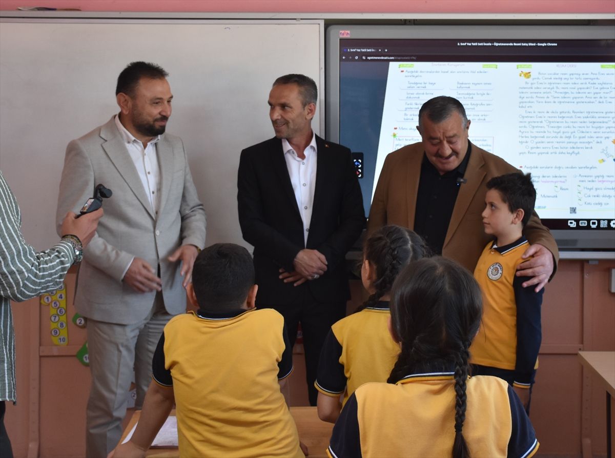 Sınıf başkanı belediye başkanını okula getirdi