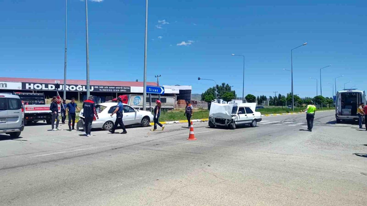 Sivas'ta iki otomobil çarpıştı: 2 yaralı