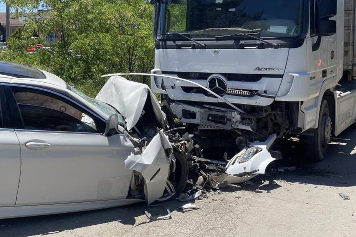 Kafa kafaya çarpıştılar! Lüks otomobilden geriye hurda yığını kaldı