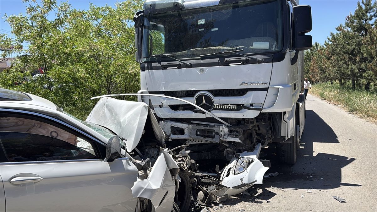 Sivas'ta tırla çarpışan otomobil sürücüsü ağır yaralandı